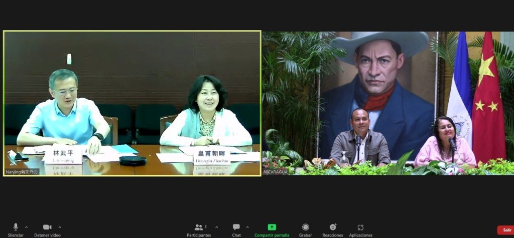 Directora de Planificación de INIFOM, y Compañero Víctor Hugo Navarro de Cancillería.