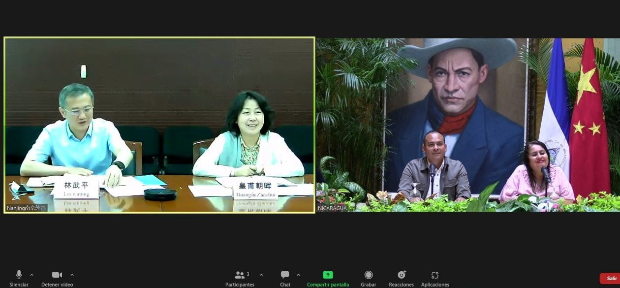 Directora de Planificación de INIFOM, y Compañero Víctor Hugo Navarro de Cancillería.