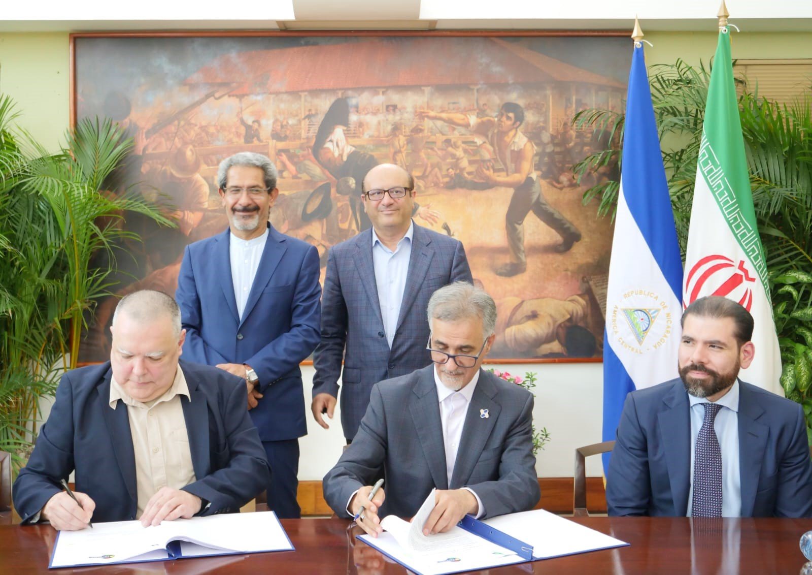 Firma de acuerdos de cooperación con el Grupo Farmacéutico BAREKAT de Irán