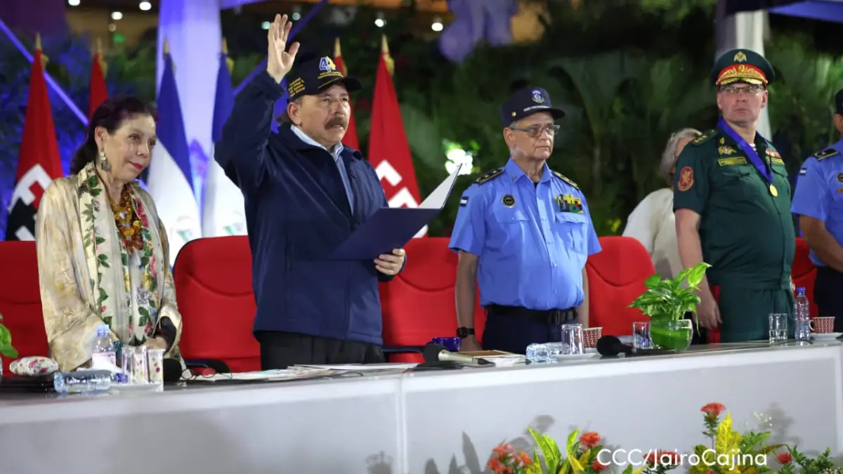 Acuerdo Presidencial sobre el ascenso de 33 oficiales, durante el Acto de aniversario de la Policía Nacional