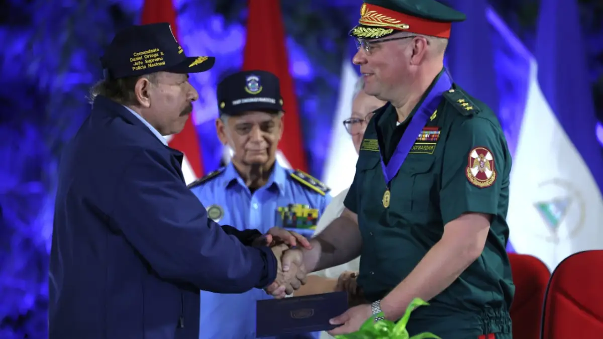 Policía Nacional otorga medalla al mérito de amistad policial al secretario de estado y subdirector de la Guardia Nacional de Rusia