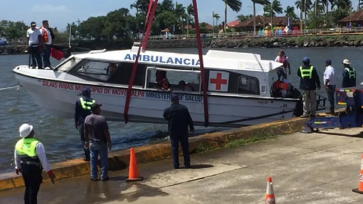 Estas ambulancias acuáticas son vitales en una región con un entorno geográfico que a menudo dificulta el acceso a servicios de atención médica urgentes.