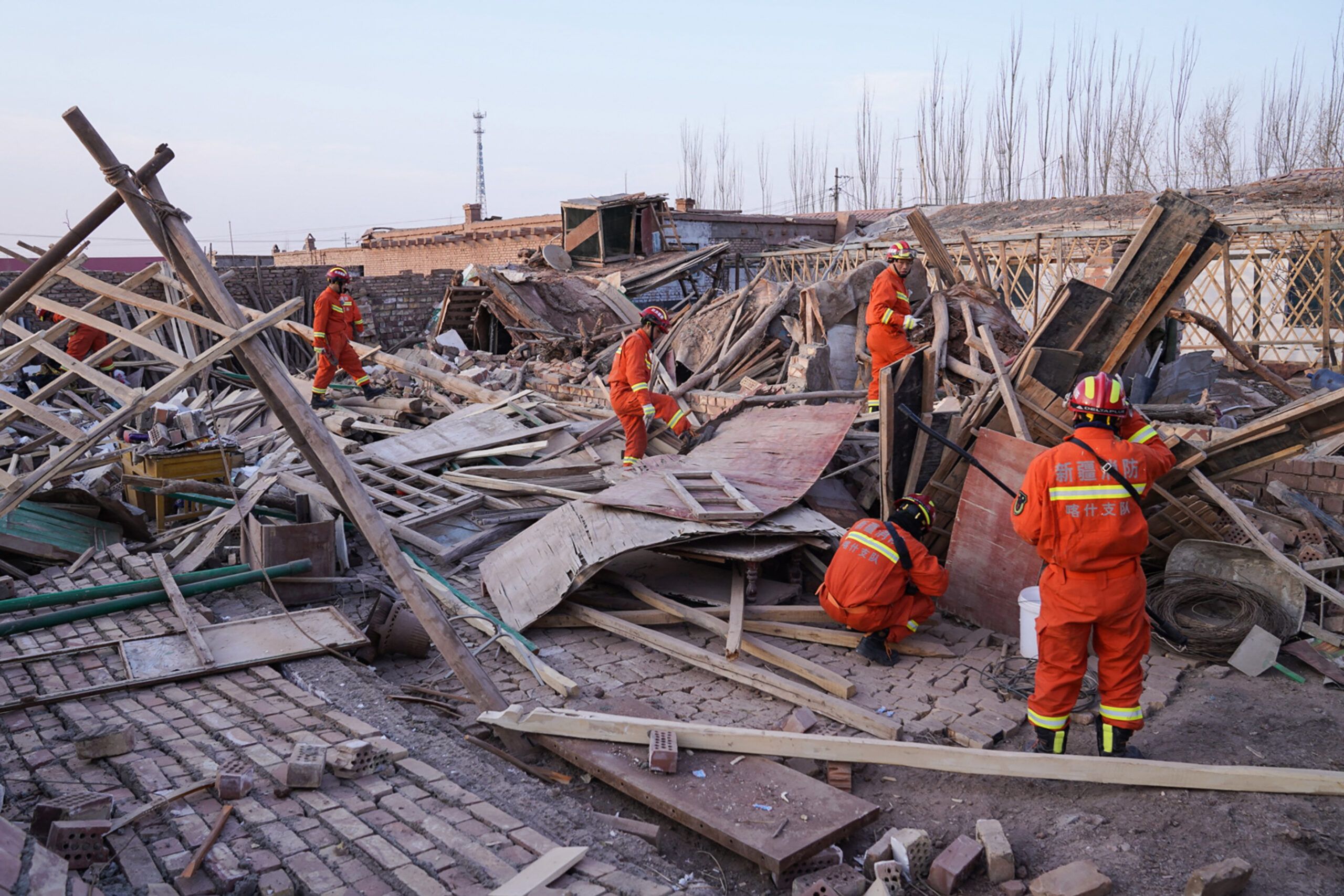Rescuers search in the aftermath of an earthquake in Kashgar in China's northwestern Xinjiang region on January 20, 2020. A 6.0 magnitude earthquake hit a remote area of northwest China's Xinjiang region late on January 19, the US Geological Survey said. (Photo by AFP) / China OUT