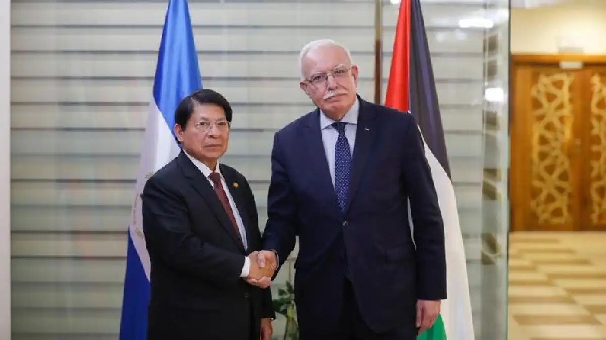 Luego de viajar durante más de 24 horas, lle-gó a la Ciudad de Ramallah, en la Heroica Pa-lestina, la Representación Solidaria y Militante del Pueblo y Gobierno de Nicaragua, en la Persona de nuestro Canciller, Compañero Denis Monca-da; del Diputado, Presidente del Grupo de Amis-tad con Palestina, Compañero Wilfredo Nava-rro, y del Ministro Asesor del Presidente para Relaciones Internacionales, Compañero Orlando Tardencilla.