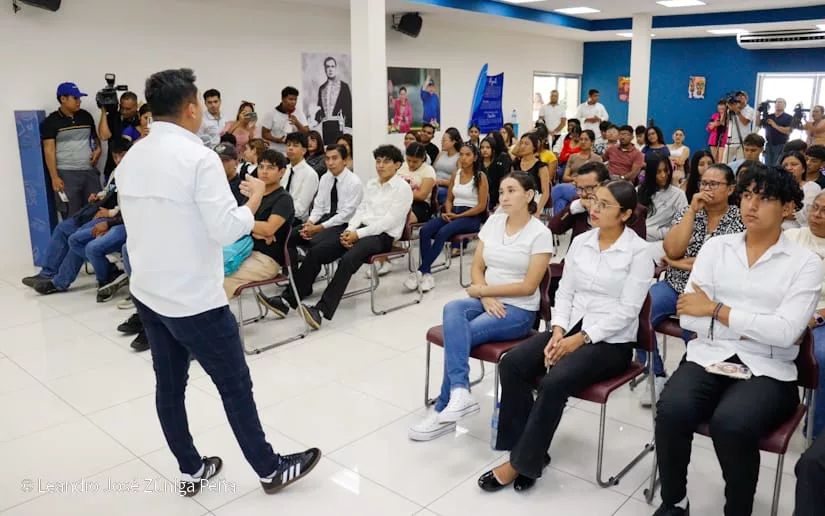 Juventud rinde homenaje a la Cruzada de Alfabetización con conversatorio educativo
