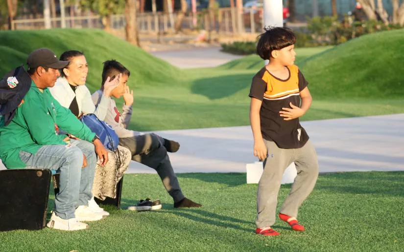 Familias capitalinas disfrutan del renovado Paseo Edith Grön como espacio de recreación