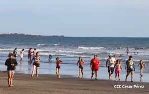 Arranca el verano 2026: familias disfrutan del mar en Playa Paso Caballos