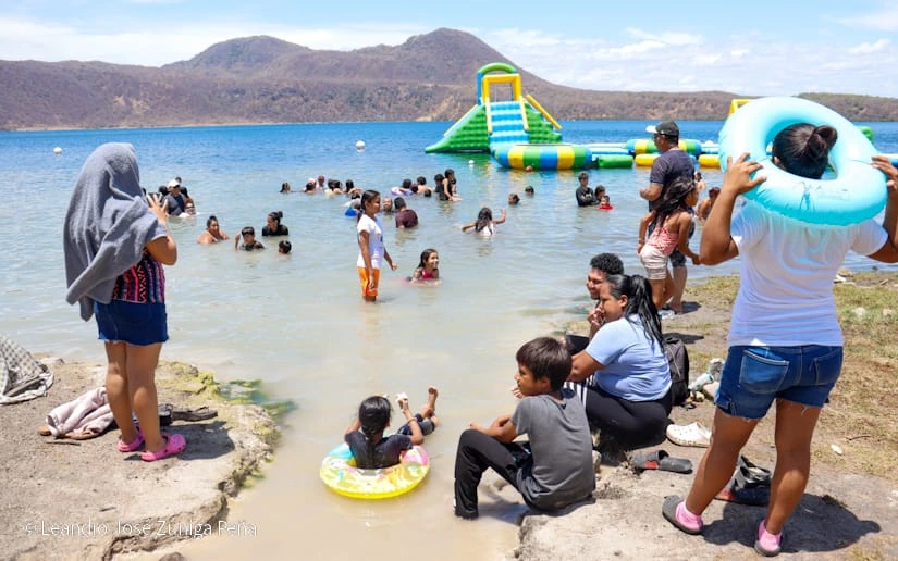 Familias disfrutan del Jueves Santo en la laguna de Xiloá con sol, naturaleza y la alegría de vivir en paz