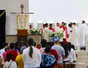 Con fervor y esperanza, fieles conmemoran el Domingo de Resurrección en la Catedral de Managua