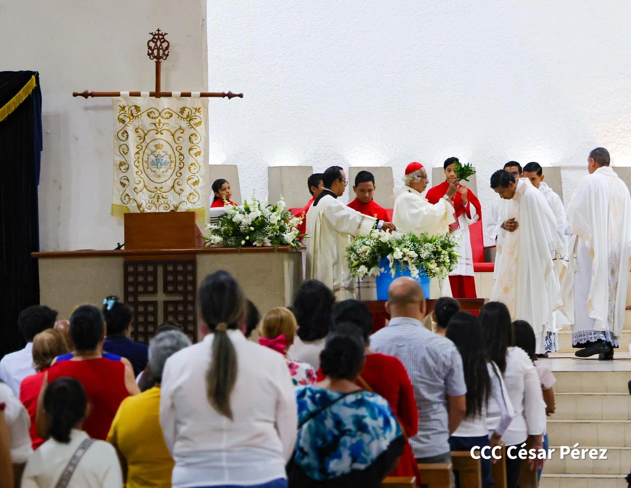 Con fervor y esperanza, fieles conmemoran el Domingo de Resurrección en la Catedral de Managua
