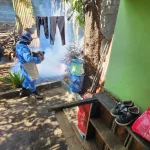 Casa a casa, MINSA combate el dengue en barrio de Managua