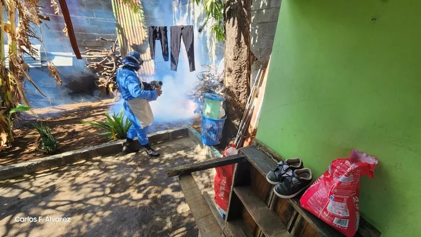 Casa a casa, MINSA combate el dengue en barrio de Managua