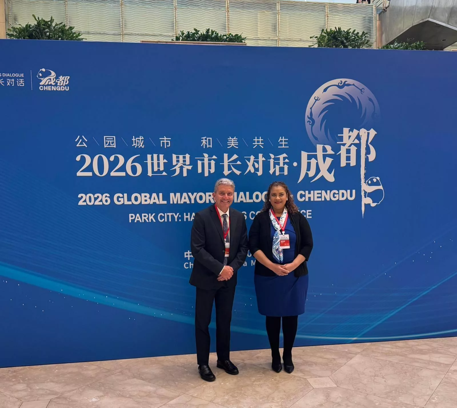 Alcaldesa Reyna Rueda sostiene encuentro fraternal con representante de Palermo en foro internacional en Chengdu