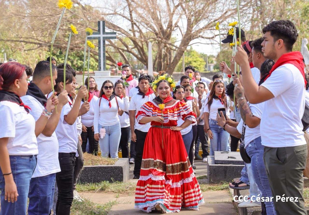 Juventud Sandinista Rinde Homenaje a Doña Lidia Saavedra en el Día de las Madres