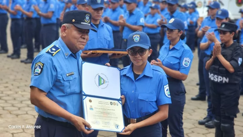 Nuevos integrantes del sistema penitenciario y bomberos culminan formación en el MINT
