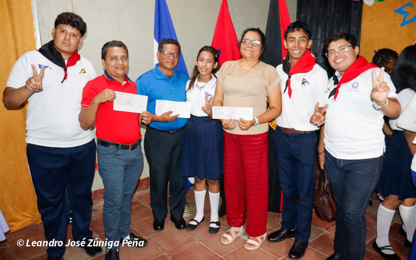 Maestras y maestros del Distrito VII reciben respaldo y reconocimiento con Bono Presidencial