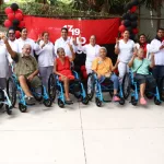 Personas con discapacidad reciben sillas de ruedas a través del programa Todos con Voz