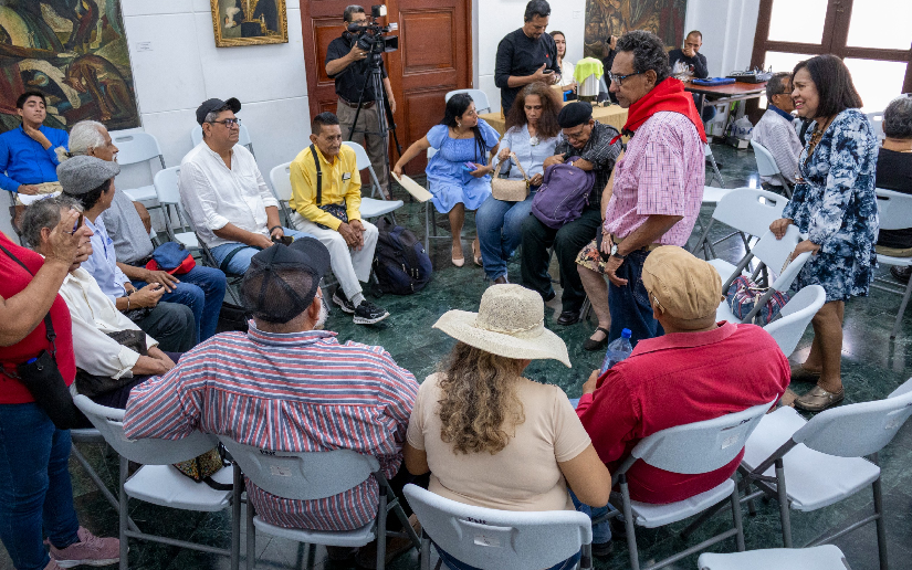 Poetas y escritores conmemoran el Día de la Alegría en la jornada literaria «La palabra en Revolución»