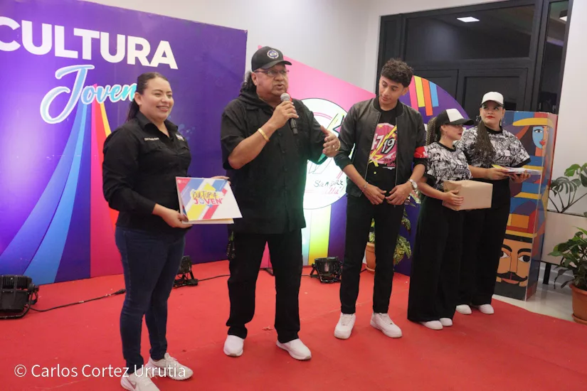 Movimiento Cultural Leonel Rugama reconoce a artistas de la Revolución en saludo al Día de la Alegría