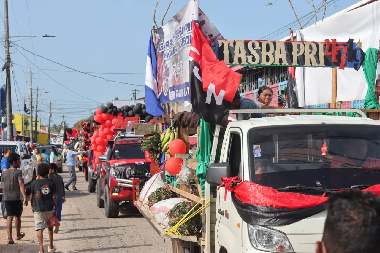 Carrozas alegóricas llenan de color y cultura las calles de Bilwi en celebración del Día de la Alegría y el 47/19