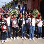 Banderas y flores acompañan homenaje a los héroes estudiantiles en León