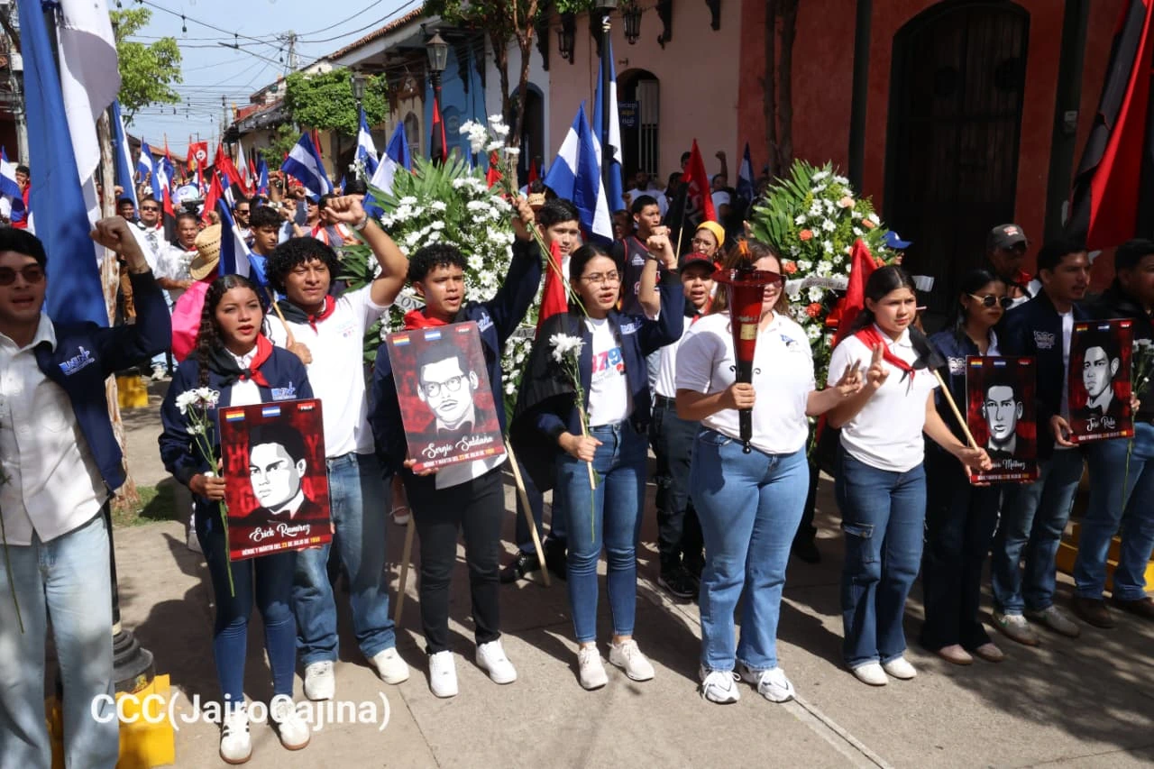 Banderas y flores acompañan homenaje a los héroes estudiantiles en León