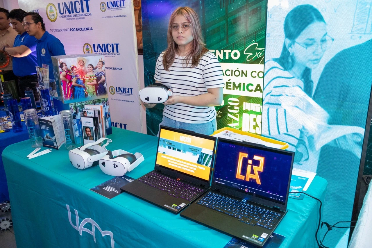 Más de 90 estudiantes universitarios fortalecen su perfil profesional con certificación en Inteligencia Artificial