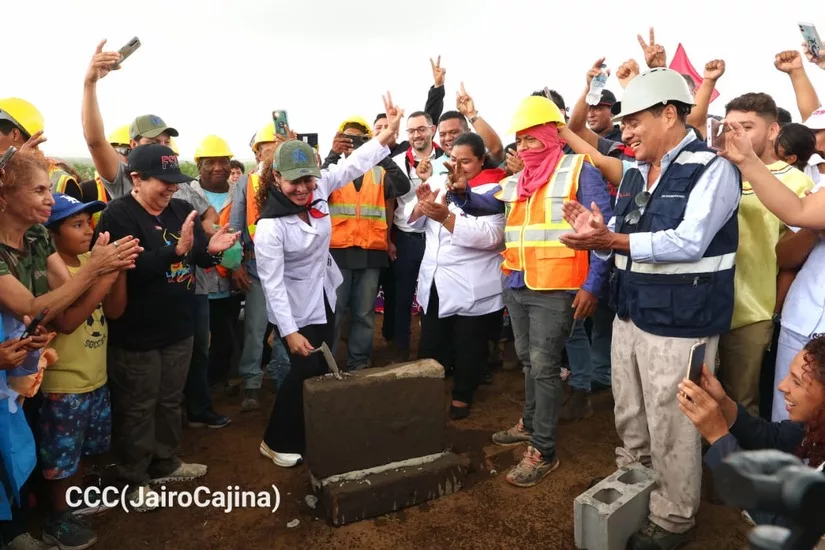 Colocan la primera piedra del Hospital Oriental «Lesbia Carrasquilla» en el Distrito VII de Managua