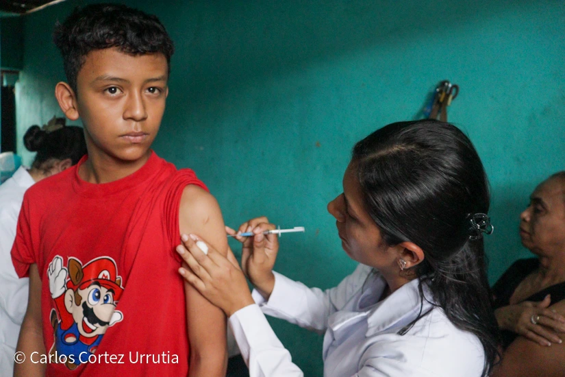 Centro de Salud Pedro Altamirano desarrolla jornada de vacunación contra la influenza en el barrio Dios Proveerá