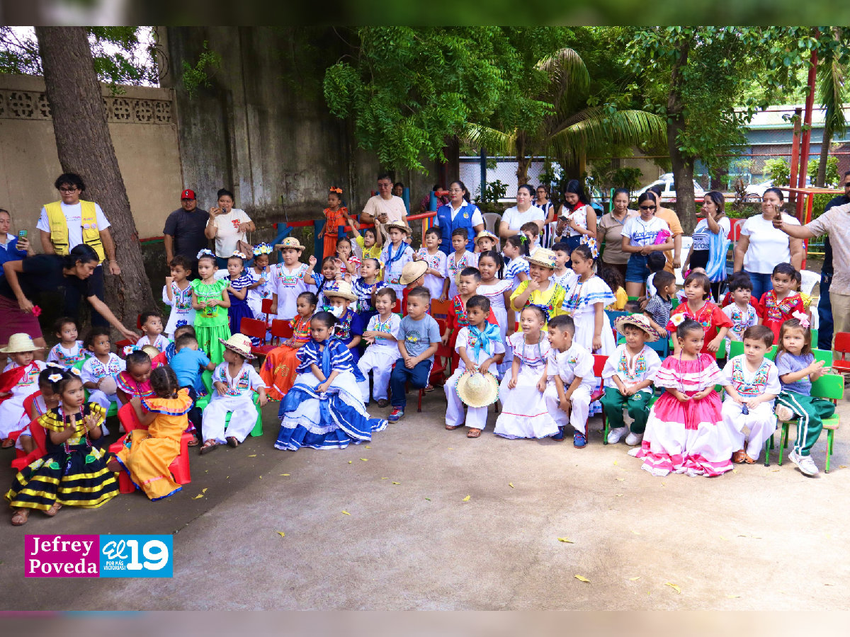 Niños y niñas del CDI Los Pollitos celebran el Día Nacional del Huipil