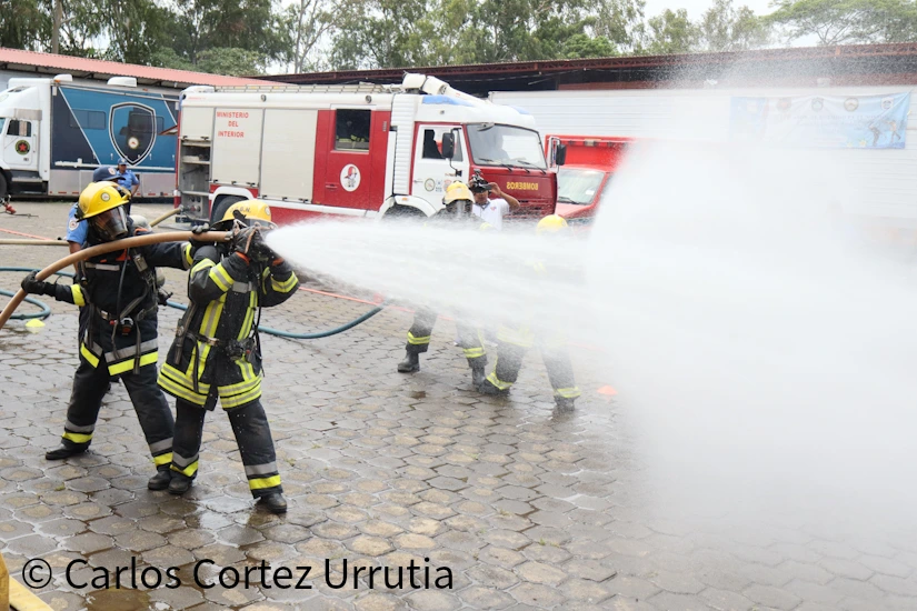 Estudiantes de la Escuela Nacional de Bomberos fortalecen sus habilidades con equipos de respiración autocontenido