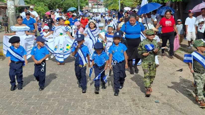 Niños y niñas de Bilwi protagonizan desfiles escolares en saludo a las Fiestas Patrias