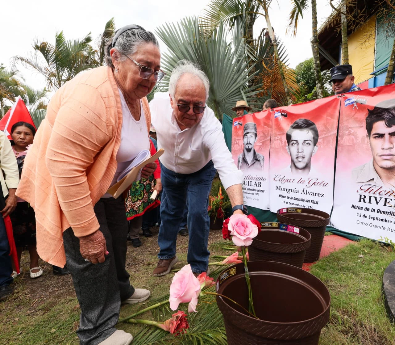 Familias protagonistas de Matagalpa depositan ofrendas en honor a los Héroes y Mártires