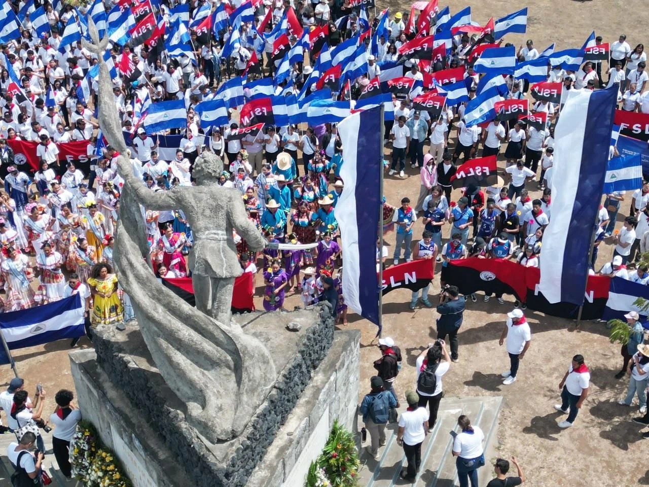 Galería fotográfica: Juventud ante Héroes de San Jacinto