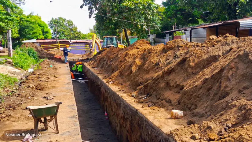 Obras de drenaje pluvial y alcantarillado sanitario avanzan un 40 % en el barrio 30 de Mayo