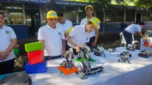 Estudiantes de Educación Especial demuestran su talento en la robótica