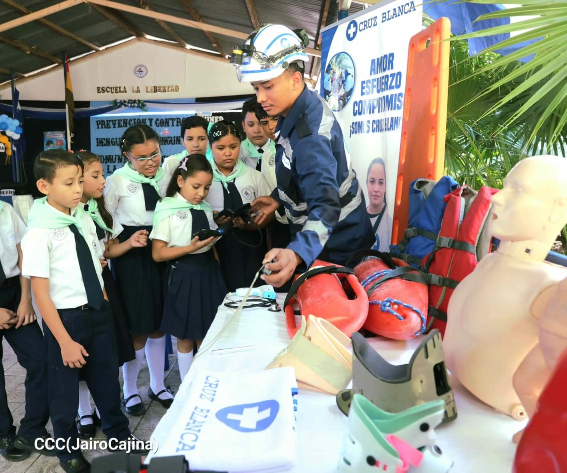 Niños y niñas del Colegio La Libertad aprenden a eliminar criaderos de mosquitos